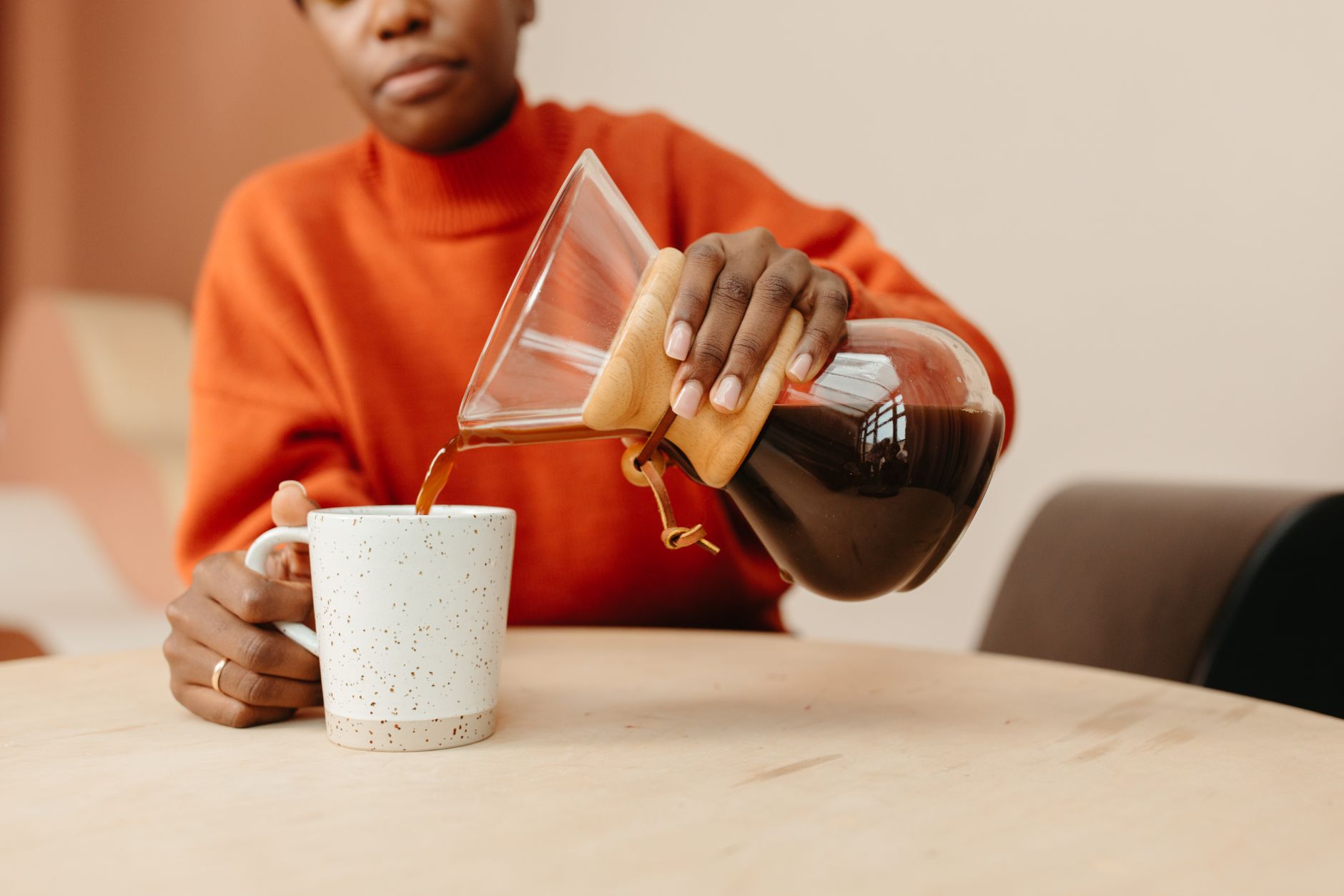 Café ou thé le matin : votre choix impacte votre cerveau