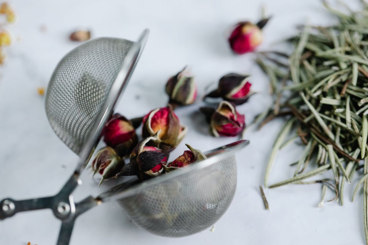 Après 60 ans, thé ou café : quel choix pour des os en meilleure santé ?