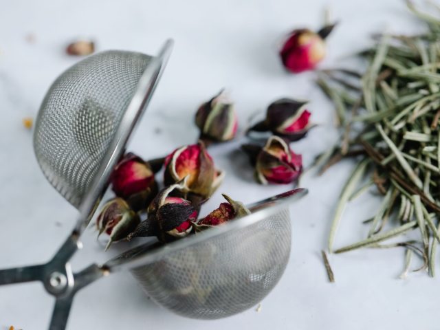Après 60 ans, thé ou café : quel choix pour des os en meilleure santé ?