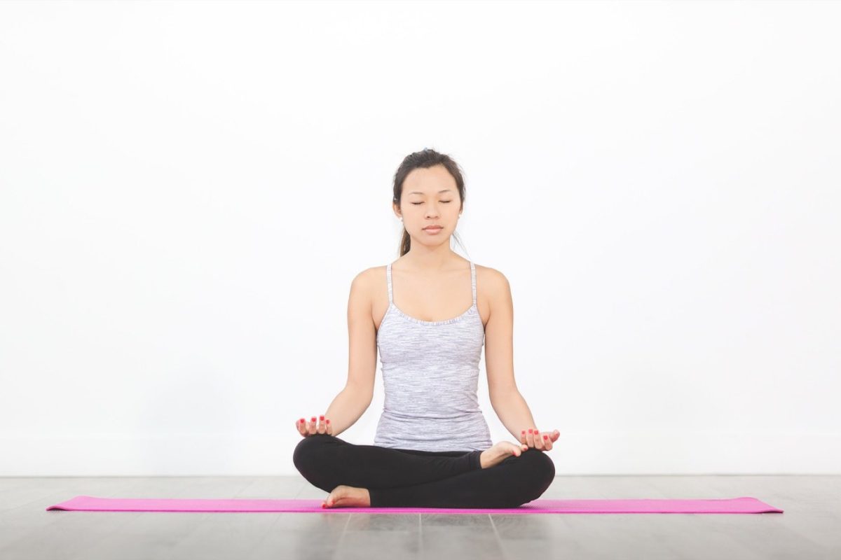 Tapis yoga mousse ou mousse dense : lequel choisir